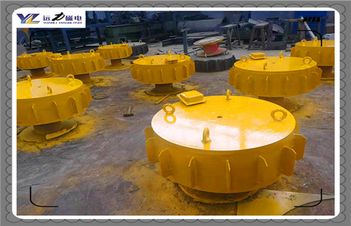 江西RCDC-8電磁除鐵器原理生產(chǎn)廠家_選型_河北江西RCDC-8電磁除鐵器原理生產(chǎn)廠家工作原理_價格，RCDC系列風(fēng)冷自卸式電磁除鐵器，是在RCDA系列風(fēng)冷懸掛式電磁除鐵器的基礎(chǔ)上增加了驅(qū)動電機、滾筒、帶刮板的卸鐵膠帶等組成的卸鐵機構(gòu)。在工作過程中卸鐵機構(gòu)自動將卸鐵皮帶上吸附的鐵磁性物質(zhì)拋到除鐵器以外的集鐵箱內(nèi)，無需停電人工清理，實現(xiàn)了除鐵自動化。  一、江西RCDC-8電磁除鐵器原理生產(chǎn)廠家_選型_河北江西RCDC-8電磁除鐵器原理生產(chǎn)廠家工作原理_價格  1、在鋼鐵廠、水泥廠、多用于礦渣除鐵和保護(hù)輥壓機、立磨、破碎機等重要設(shè)備。  2、計算機模擬設(shè)計。  3、結(jié)構(gòu)簡單，易維護(hù)。  4、磁場強、功率大、磁透深度大。  5、采用軸流風(fēng)機散熱線效果良好，電磁線圈溫升低。  6、用于輸送膠帶上任何物料的除鐵，對各種型號的破碎機、磨機等設(shè)備起著可靠的保護(hù)作用。