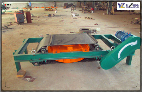 黑龍江油浸盤式除鐵器_技術參數_黑龍江油浸盤式除鐵器工作原理_國家標準生產廠家 ,RCDE油冷式電磁除鐵器,內部采用九十年代國際變壓器先進技術,變壓器油循環冷卻,全密封結構,具有磁力大、防塵、防雨、耐腐蝕、連續工作使用壽命長等特點,對輥壓機、破碎機等機械設備起著可靠的保護作用。 一、黑龍江油浸盤式除鐵器_技術參數_黑龍江油浸盤式除鐵器工作原理_國家標準生產廠家 用途和特點 1、用途 遠力磁電生產的RCDE系列永磁自卸除鐵器,廣泛應用于水泥、火力發電、礦山、陶瓷、非金屬礦、冶金化工、玻璃、煤炭等行業中。與各種輸送機配套使用,是一種用于清除散狀非磁性物料中鐵件的電磁設備。一般安裝于皮帶輸送機的頭部或中部,通電產生的強大磁力將混雜在物料中的鐵件吸出后,達到清除的目的,并能有效地防止輸送機皮帶縱向劃裂,保護破碎機、研磨機等正常工作。 2、性能特點 RCDE系列永磁自卸式除鐵器是一種高效、節能、環保型永磁新產品,具有透磁濃度大、吸力強、能耗低、性能穩定、可靠等特點。本公司產品其主要性能指標均達到或高于JB/T8711-2006標準要求。 二、黑龍江油浸盤式除鐵器_技術參數_黑龍江油浸盤式除鐵器工作原理_國家標準生產廠家 技術特點: 1、磁路采用計算機模擬設計,透磁shen度大,磁力強。 2、勵磁線圈特殊設計,具有縱向和橫向油道,極利于熱量傳到變壓器油中,有效地降低線圈的溫度。 3、線圈經特制環氧樹脂浸泡及固化處理技術,提高了整機的絕緣性能,全密封結構,防塵、防雨、耐腐蝕。 4、波紋型散熱翅片,大幅度提高散熱面積,有效控制了溫升。 5、可有效吸除混雜在非磁性物料中0.1-35公斤的鐵磁性物質。 黑龍江油浸盤式除鐵器_技術參數_黑龍江油浸盤式除鐵器工作原理_國家標準生產廠家 ,RCDE油冷式電磁除鐵器,內部采用九十年代國際變壓器先進技術,變壓器油循環冷卻,全密封結構,具有磁力大、防塵、防雨、耐腐蝕、連續工作使用壽命長等特點,對輥壓機、破碎機等機械設備起著可靠的保護作用。 一、黑龍江油浸盤式除鐵器_技術參數_黑龍江油浸盤式除鐵器工作原理_國家標準生產廠家 用途和特點 1、用途 遠力磁電生產的RCDE系列永磁自卸除鐵器,廣泛應用于水泥、火力發電、礦山、陶瓷、非金屬礦、冶金化工、玻璃、煤炭等行業中。與各種輸送機配套使用,是一種用于清除散狀非磁性物料中鐵件的電磁設備。一般安裝于皮帶輸送機的頭部或中部,通電產生的強大磁力將混雜在物料中的鐵件吸出后,達到清除的目的,并能有效地防止輸送機皮帶縱向劃裂,保護破碎機、研磨機等正常工作。 2、性能特點 RCDE系列永磁自卸式除鐵器是一種高效、節能、環保型永磁新產品,具有透磁濃度大、吸力強、能耗低、性能穩定、可靠等特點。本公司產品其主要性能指標均達到或高于JB/T8711-2006標準要求。 二、黑龍江油浸盤式除鐵器_技術參數_黑龍江油浸盤式除鐵器工作原理_國家標準生產廠家 技術特點: 1、磁路采用計算機模擬設計,透磁shen度大,磁力強。 2、勵磁線圈特殊設計,具有縱向和橫向油道,極利于熱量傳到變壓器油中,有效地降低線圈的溫度。 3、線圈經特制環氧樹脂浸泡及固化處理技術,提高了整機的絕緣性能,全密封結構,防塵、防雨、耐腐蝕。 4、波紋型散熱翅片,大幅度提高散熱面積,有效控制了溫升。 5、可有效吸除混雜在非磁性物料中0.1-35公斤的鐵磁性物質。